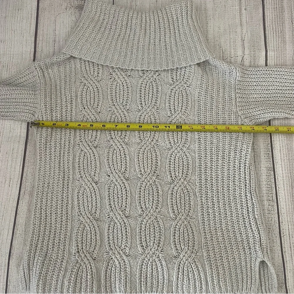 OLD NAVY Women’s Cable Knit Turtleneck Sweater Light Gray Ivory Size Medium - Picture 3 of 6